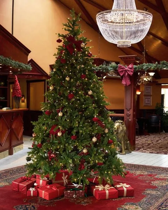 Un gran árbol de Navidad decorado en el vestíbulo del hotel.