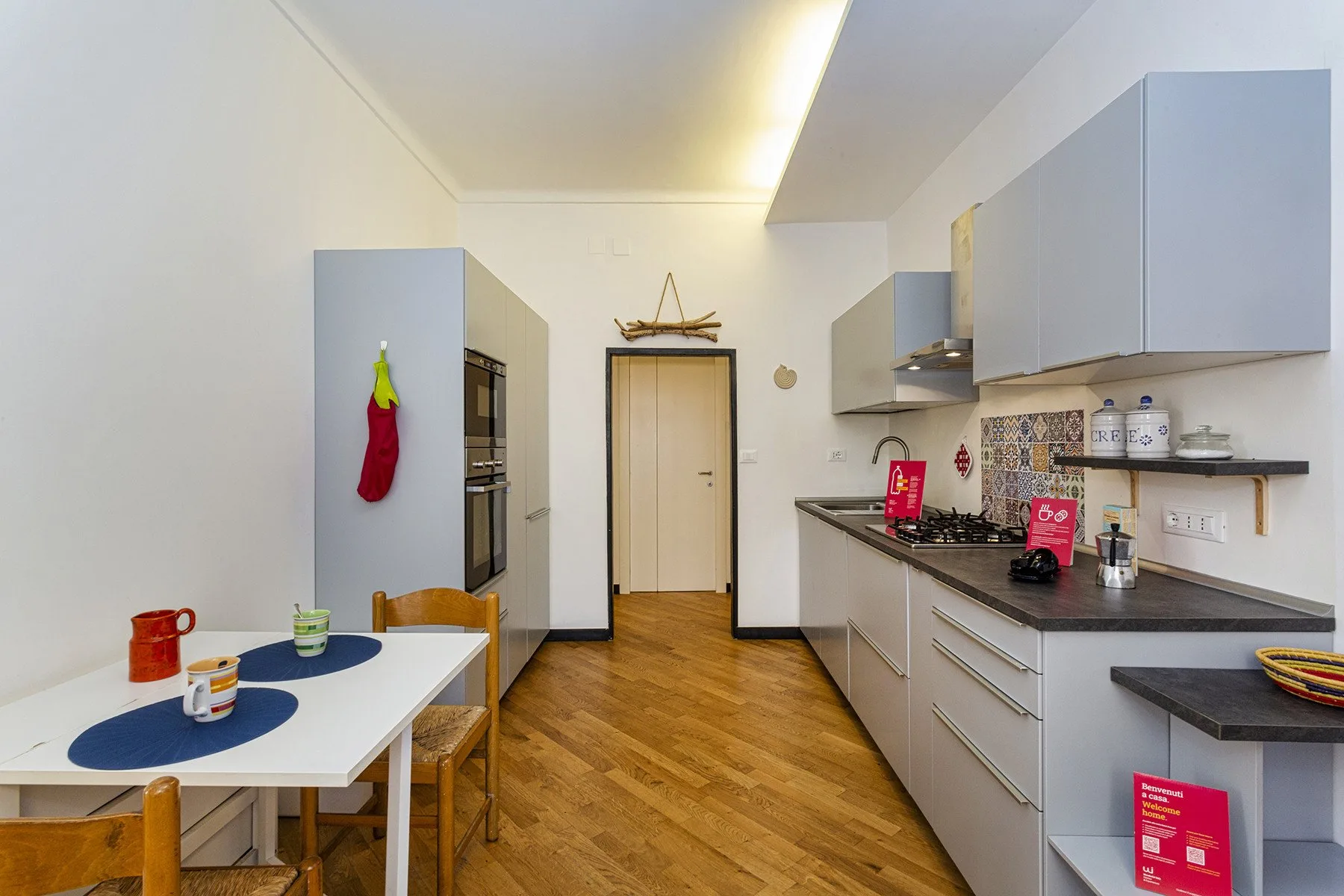Una cocina compacta con zona de comedor, barra y mesa.