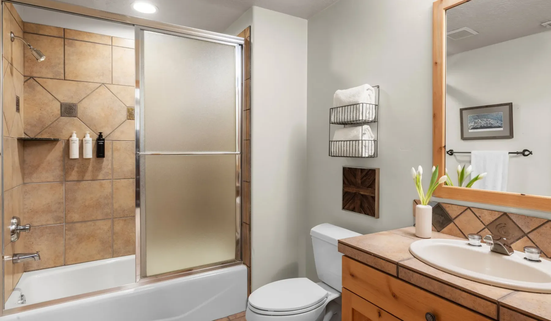Un baño con bañera, inodoro y tocador.