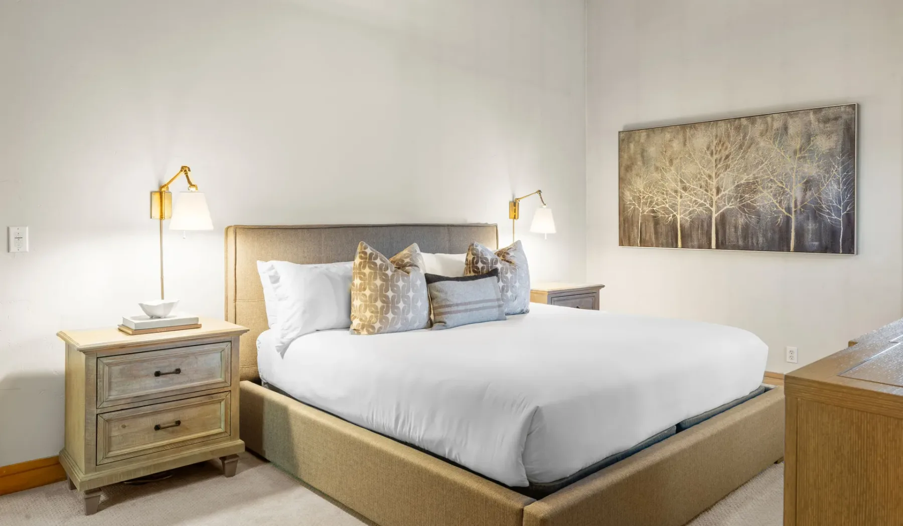 Un dormitorio con una cama tendida y lámparas junto a la cama.