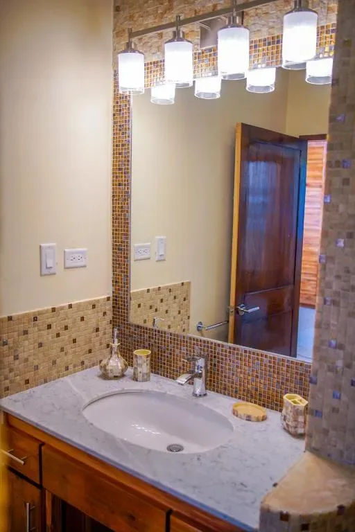Mueble de baño y lavabo del baño de la suite.