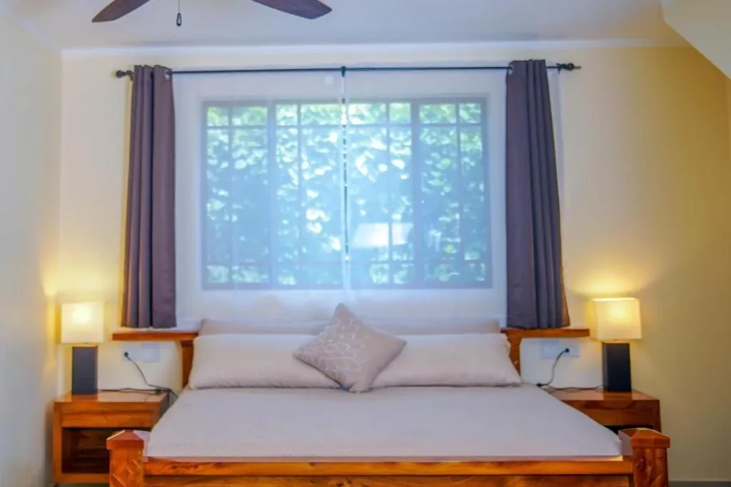 Dormitorio de la suite de luna de miel con cama king y lámparas de noche.