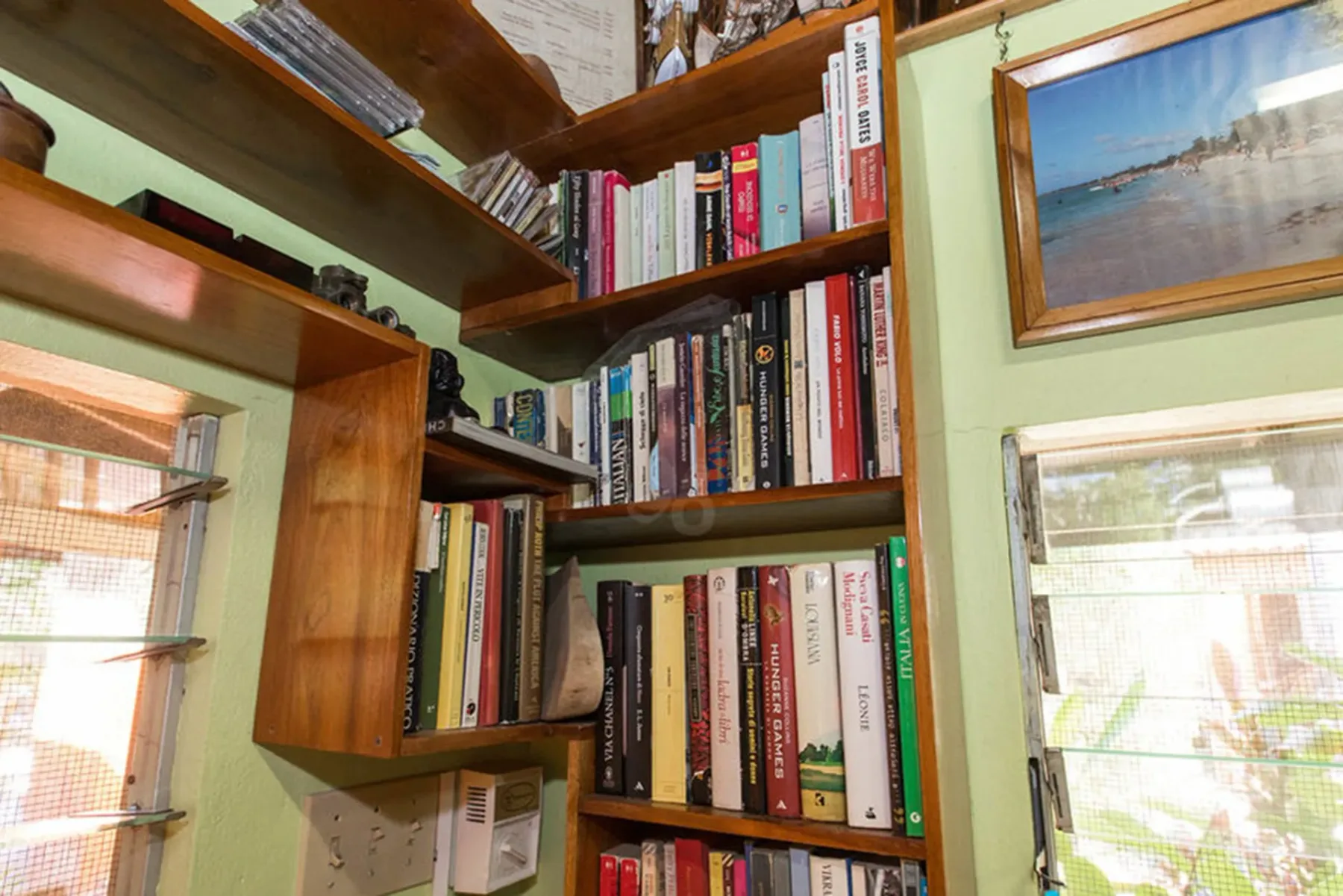 Estanterías con libros en el interior del hotel.