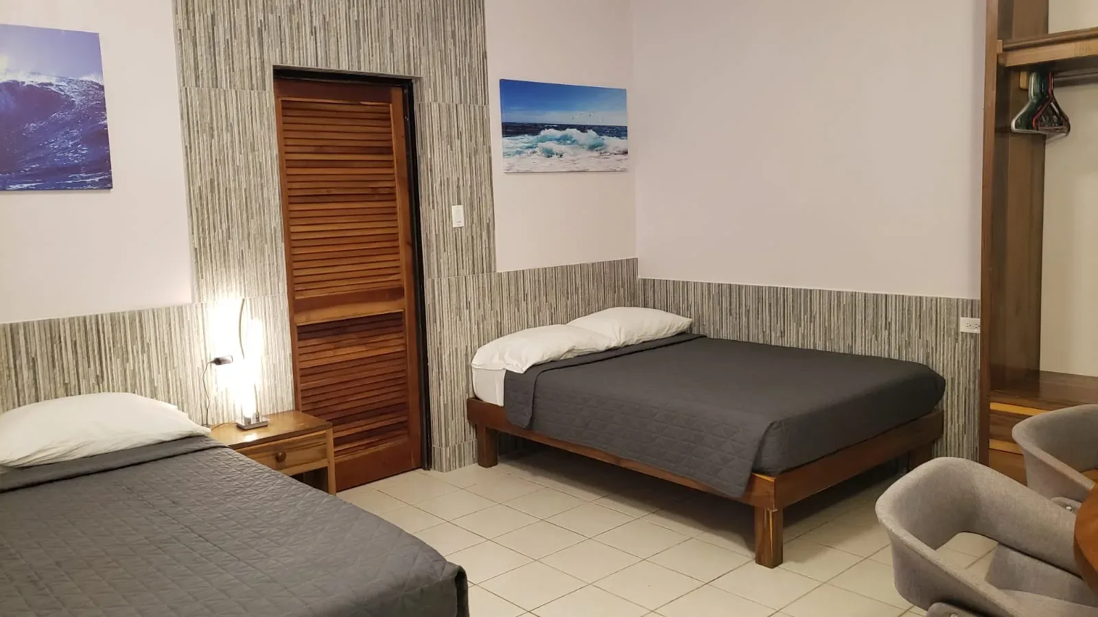 Habitación de Ocean Mist con dos camas y puerta de madera.