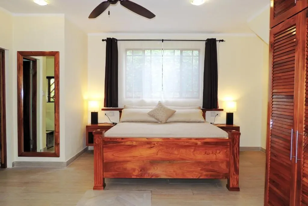 Dormitorio de la suite de luna de miel con cama y muebles de madera.