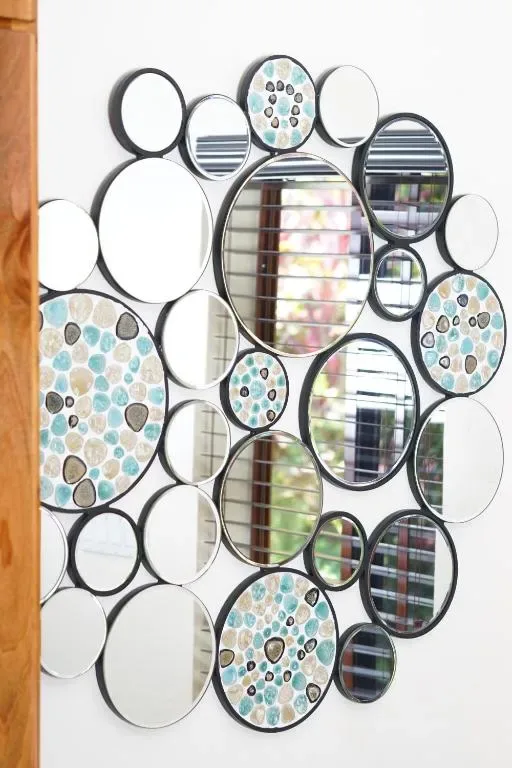 Espejos decorativos en una pared.
