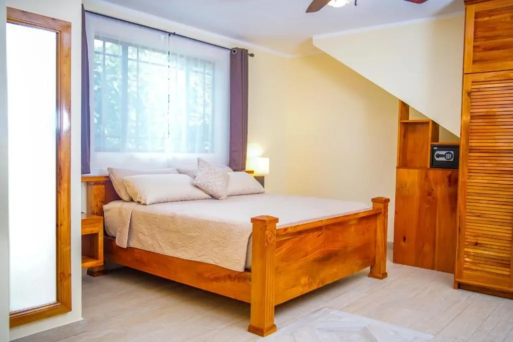 Dormitorio de la suite de luna de miel con cama y armario de madera.