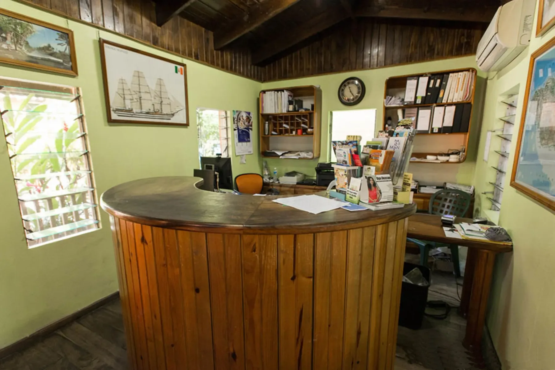 Mostrador de recepción del hotel.
