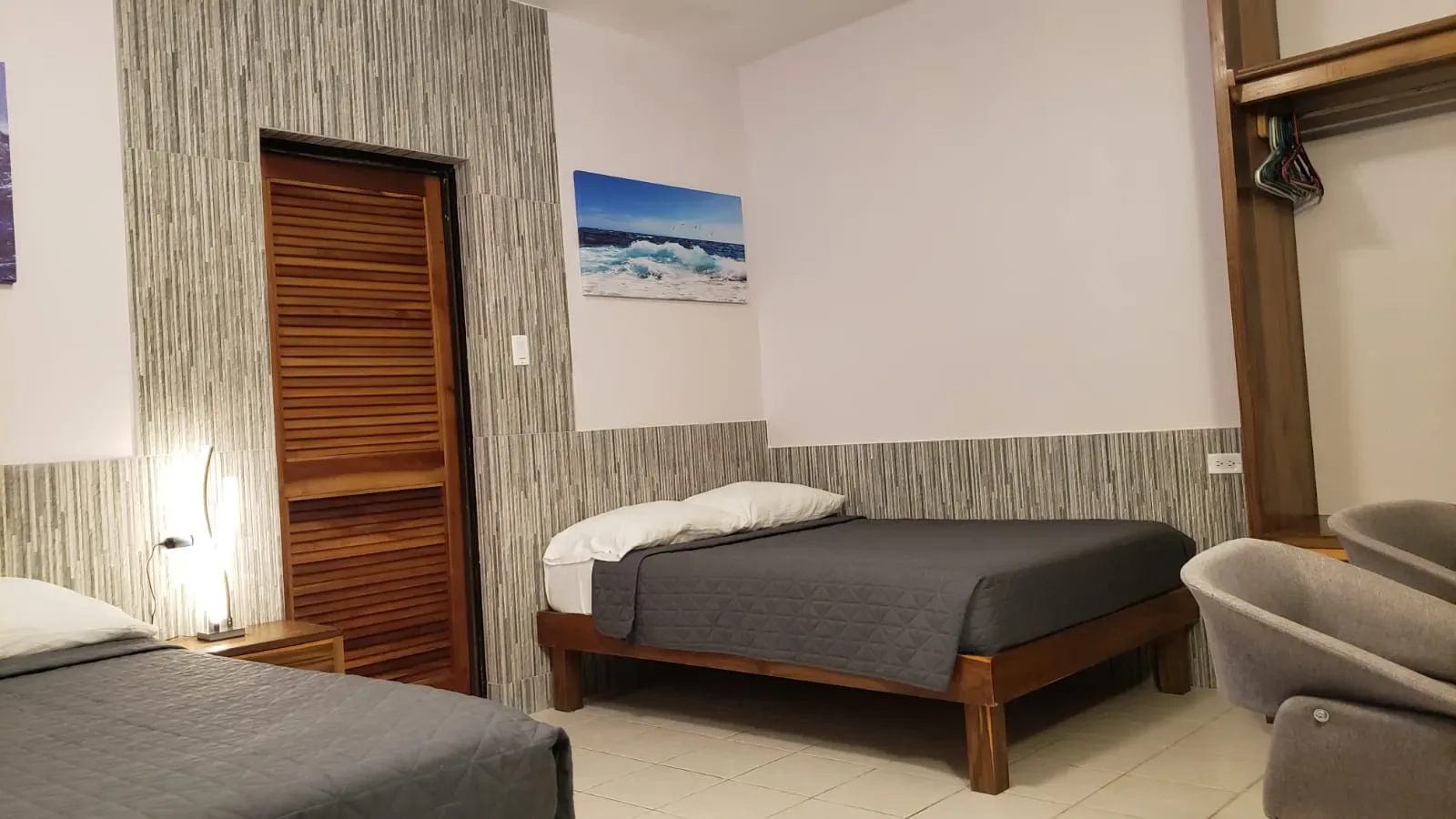 Dormitorio de Ocean Mist con dos camas y una obra de arte del océano.