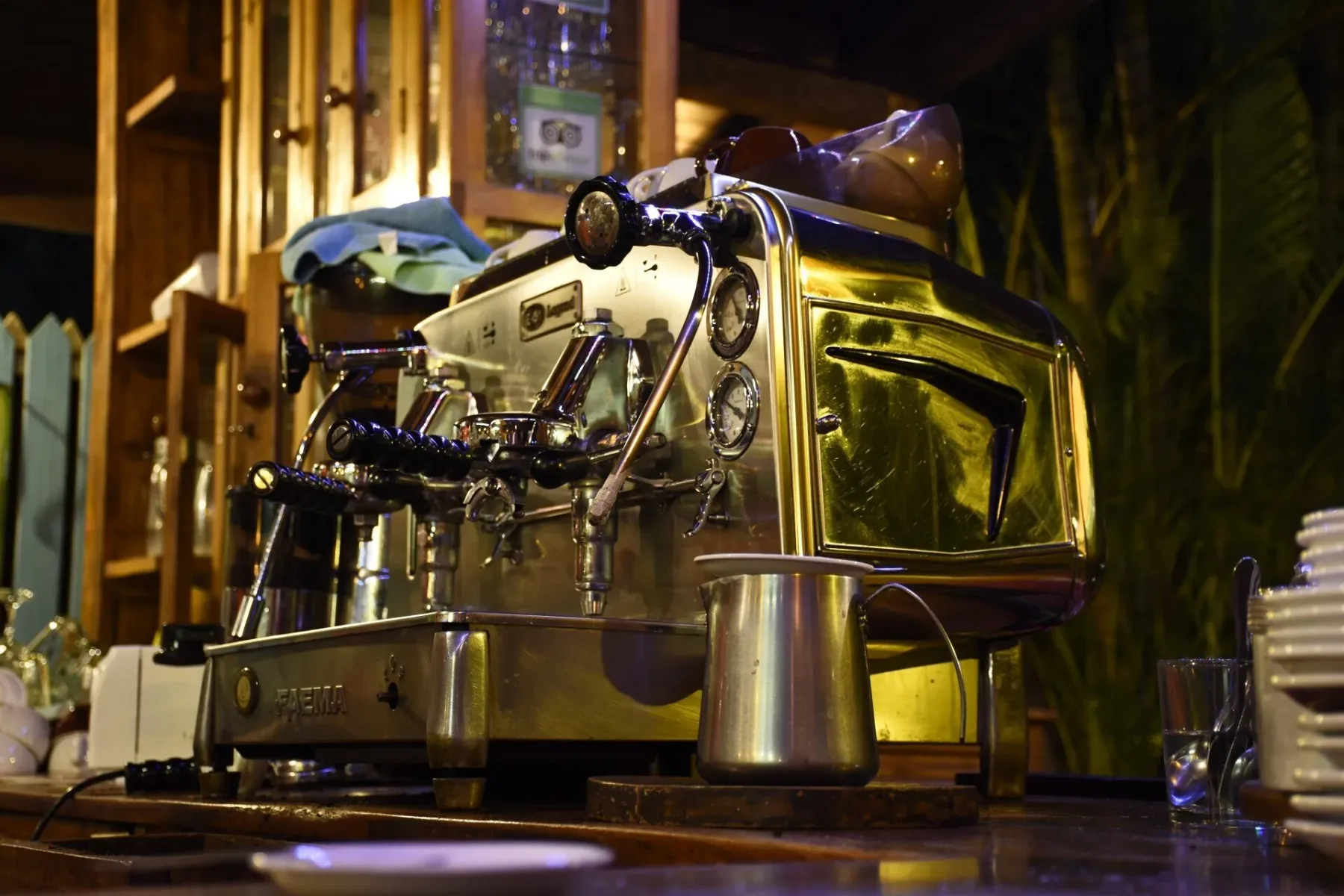 Máquina de café espresso en el bar.
