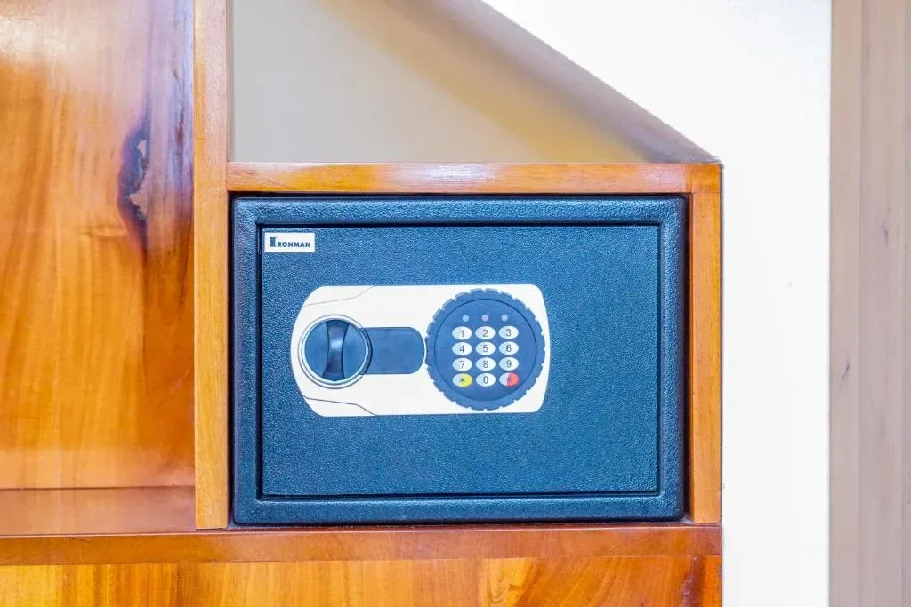 Caja fuerte de la habitación integrada en un mueble de madera.