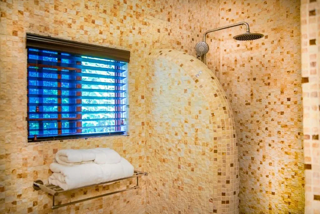 Ducha revestida de mosaicos en el baño de la suite.