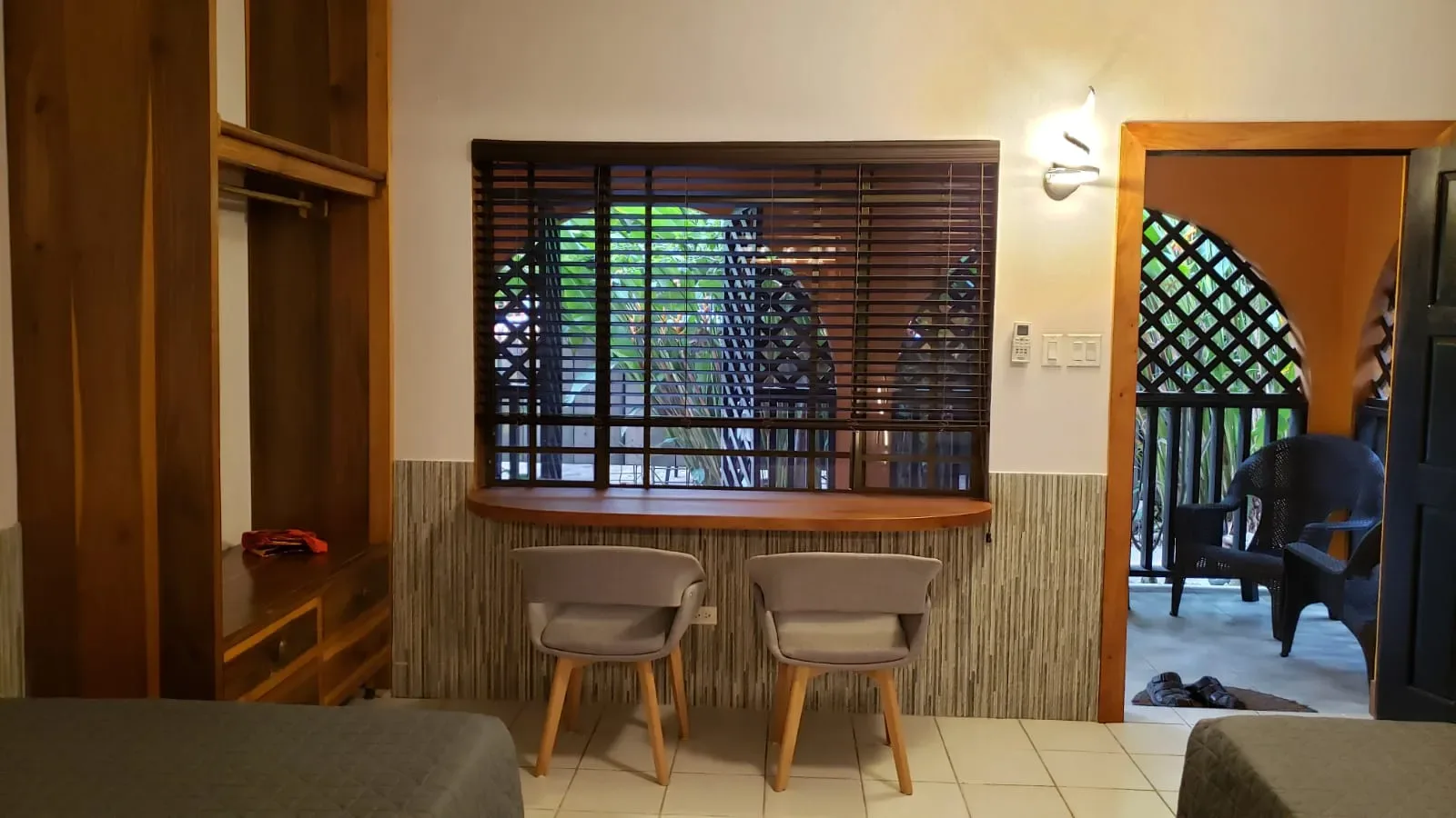 Habitación de Ocean Mist con sillas, ventana y una puerta que da a una zona exterior.
