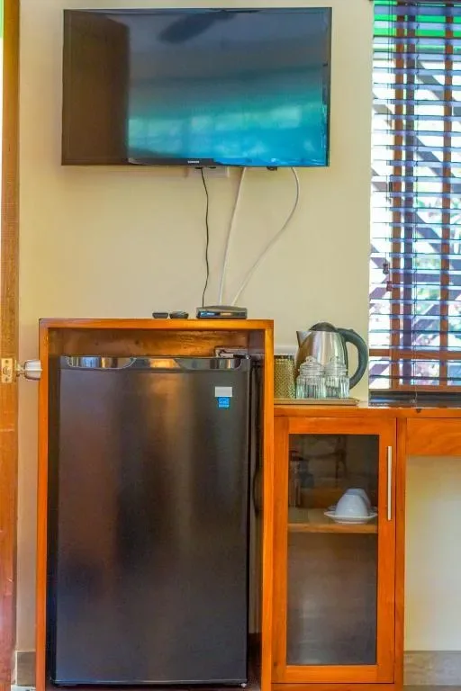 Minirrefrigerador y mueble con televisor.