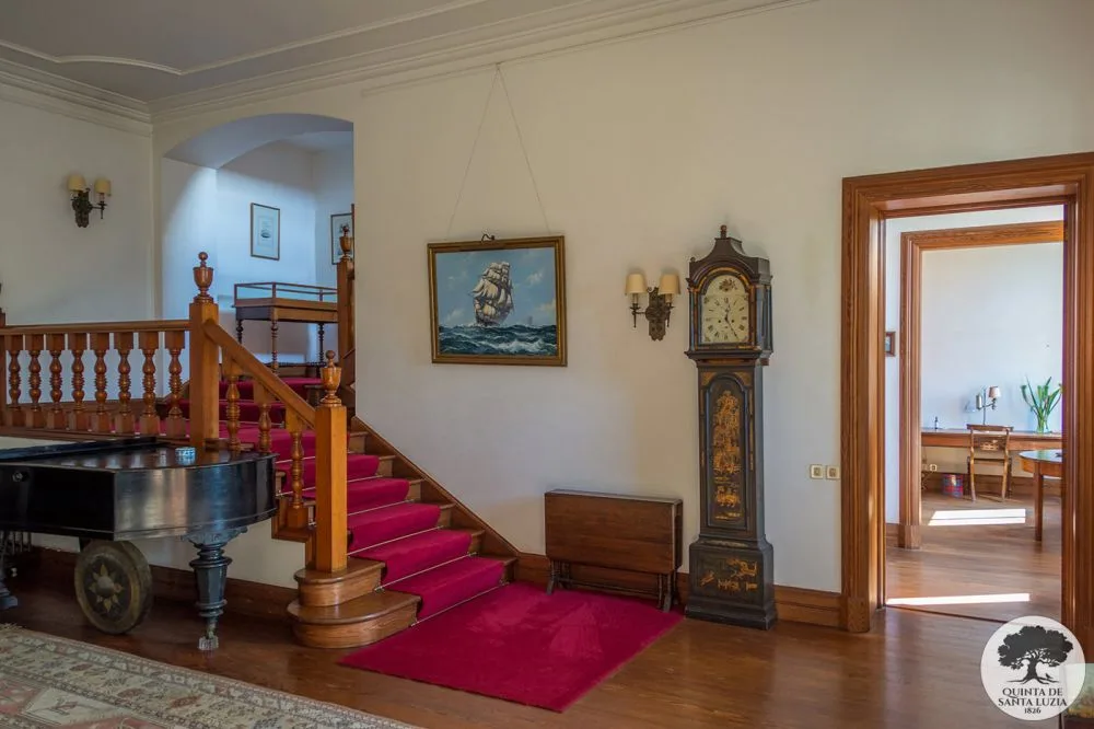 Vestíbulo y escalera