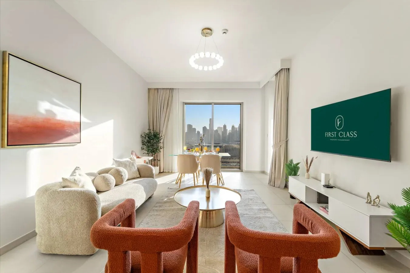 Una sala luminosa con asientos alrededor de una mesa de centro y vistas a la ciudad.