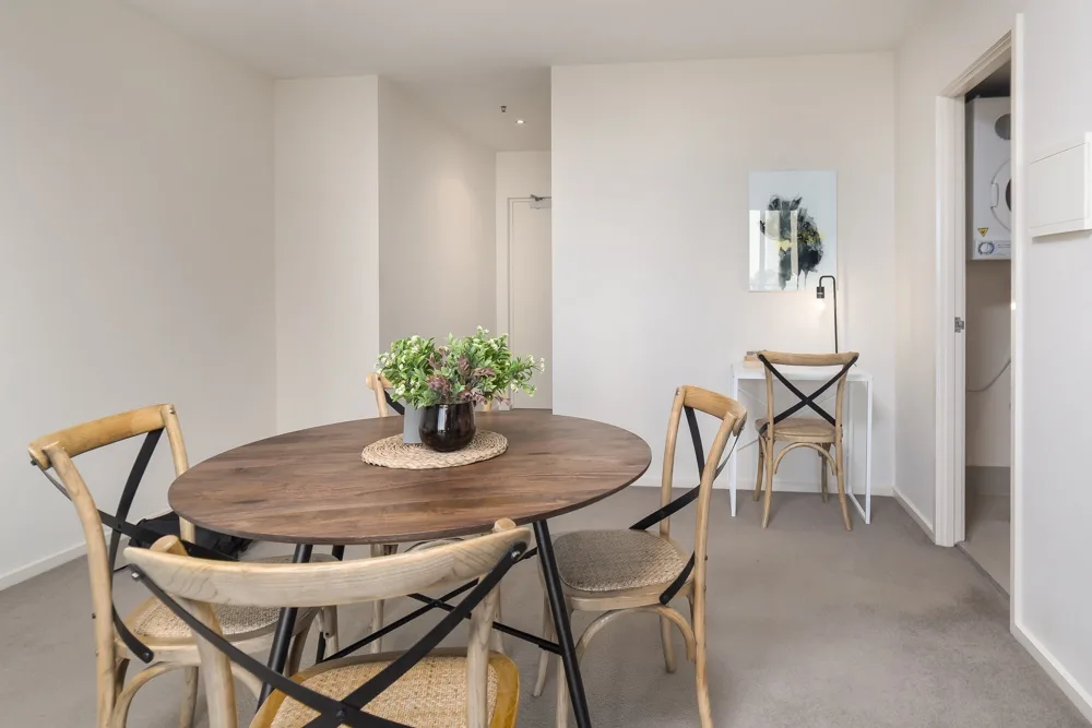 Comedor con una mesa redonda de madera y varias sillas.