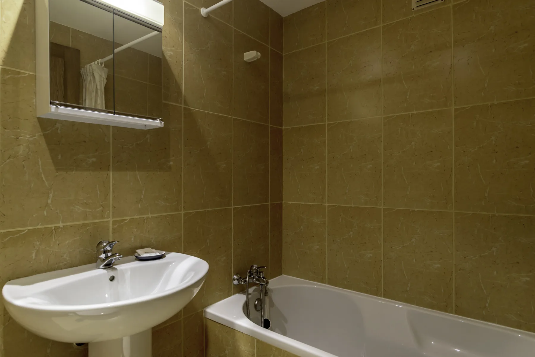 Un baño con lavabo y bañera.