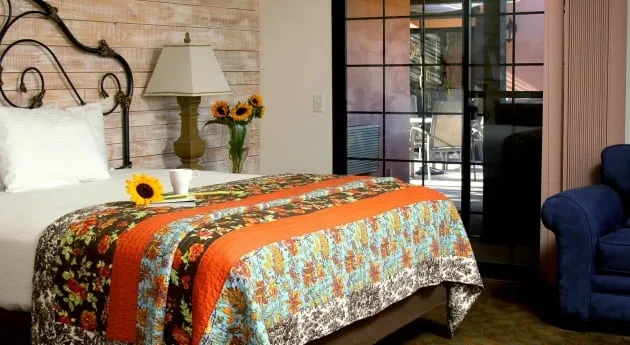 Cama y sofá de dos plazas de la habitación King Deluxe
