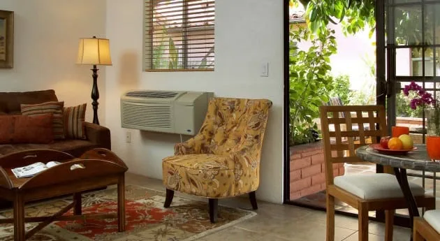 Zona de estar y mesa de la suite Junior
