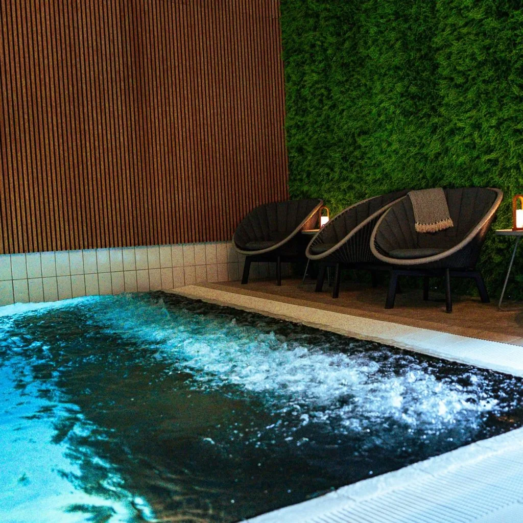 Piscina del spa y zona de relajación del Hotel Viking