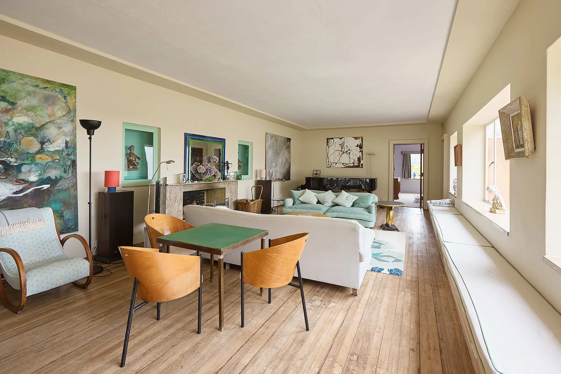 Una sala luminosa con mesa de comedor y asientos.