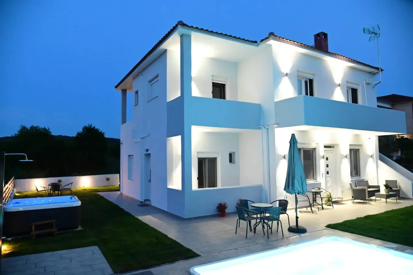 Big Blue Hotel in Amaliapoli