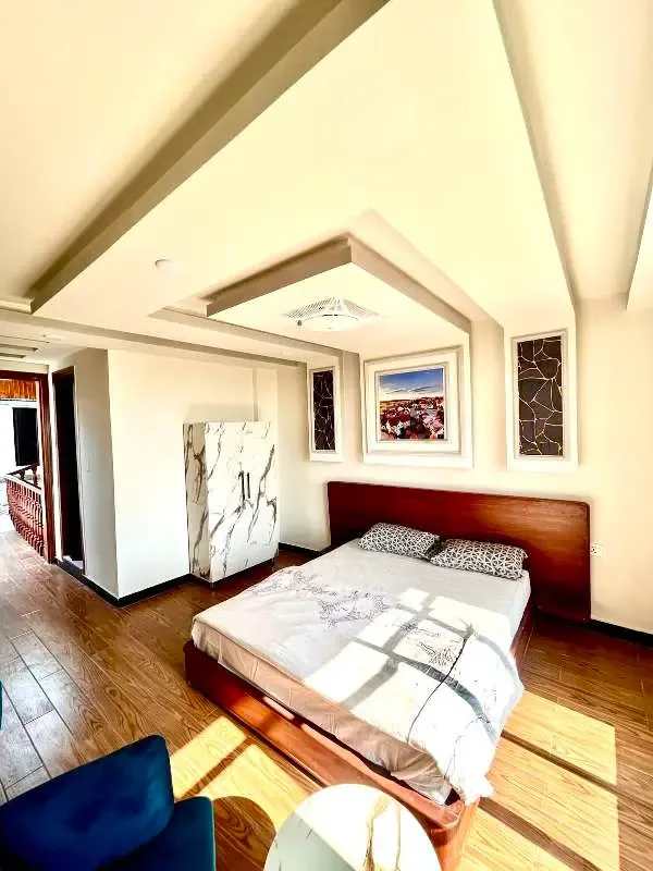 Habitación con cama king y balcón — foto 2