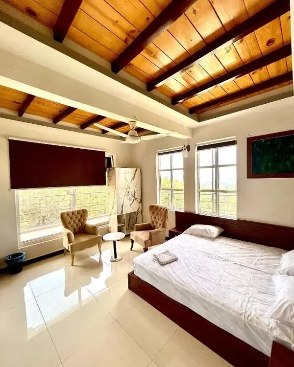 Habitación con cama king y balcón — foto 1