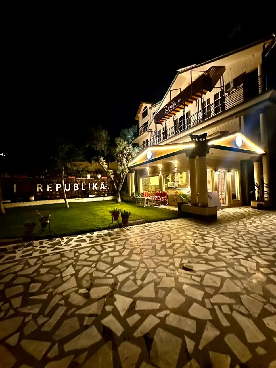 Patio central de Republika Central de noche