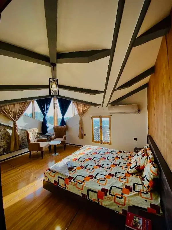 Habitación con cama king y balcón — foto 4