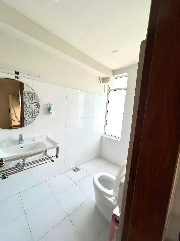Habitación con cama king y balcón — foto 5