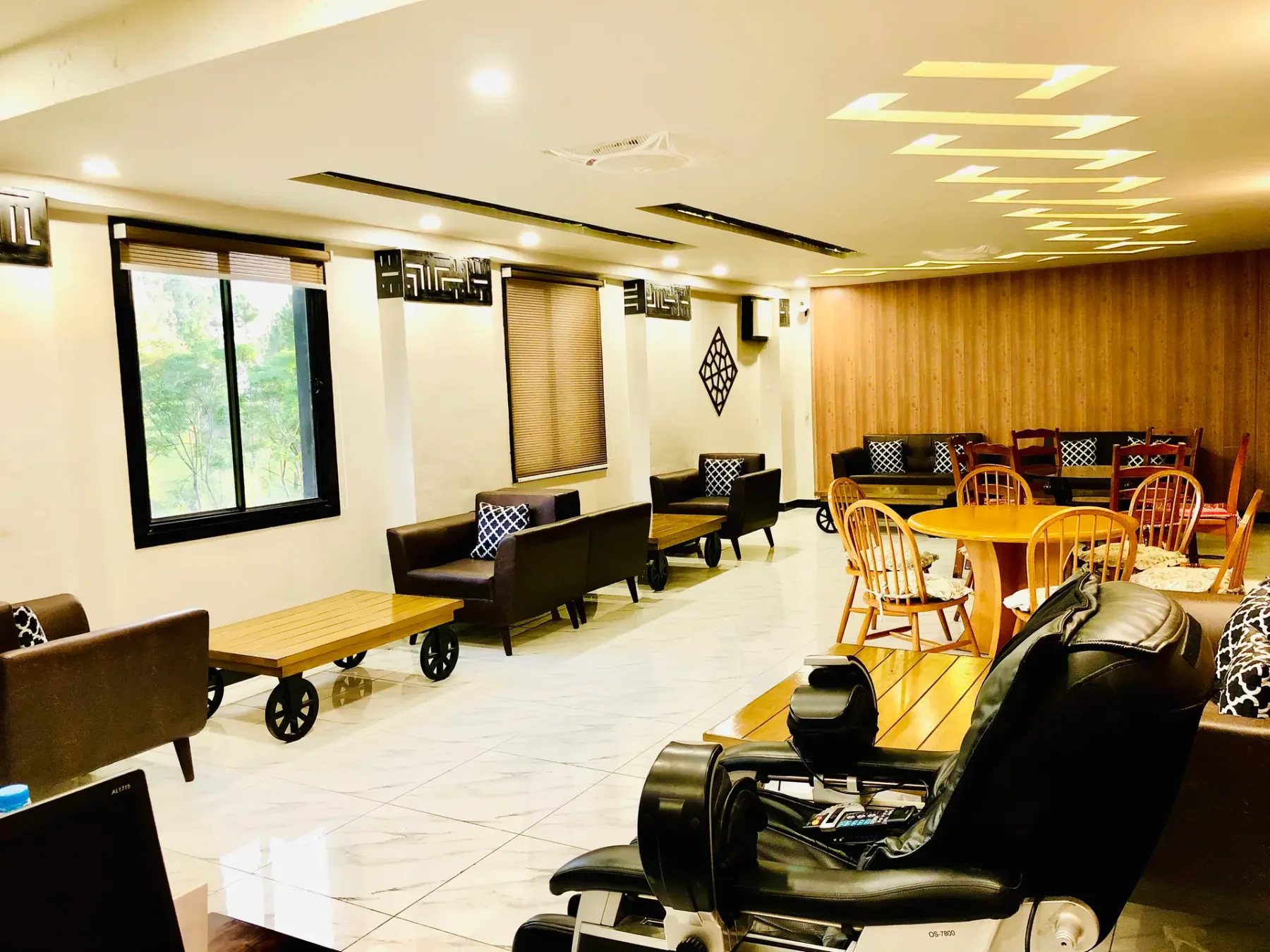 Sala de estar con sillones de masaje