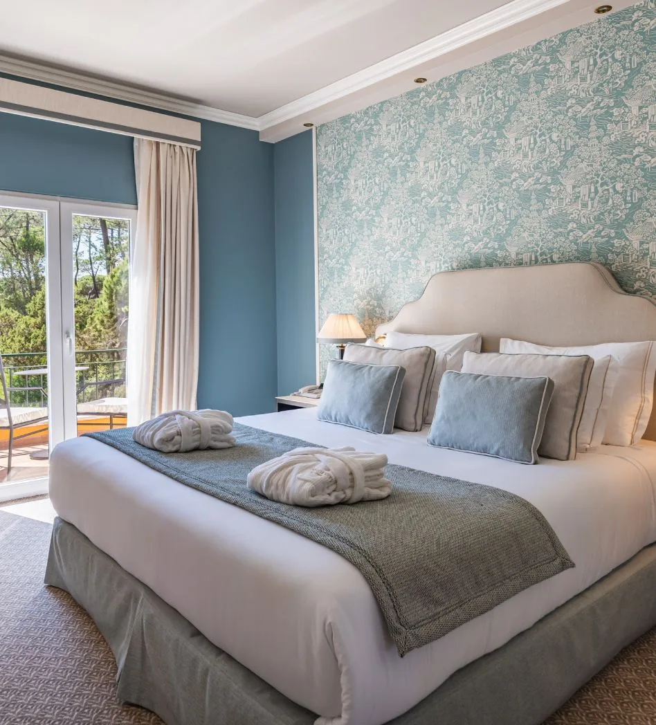 Suite with a balcony.