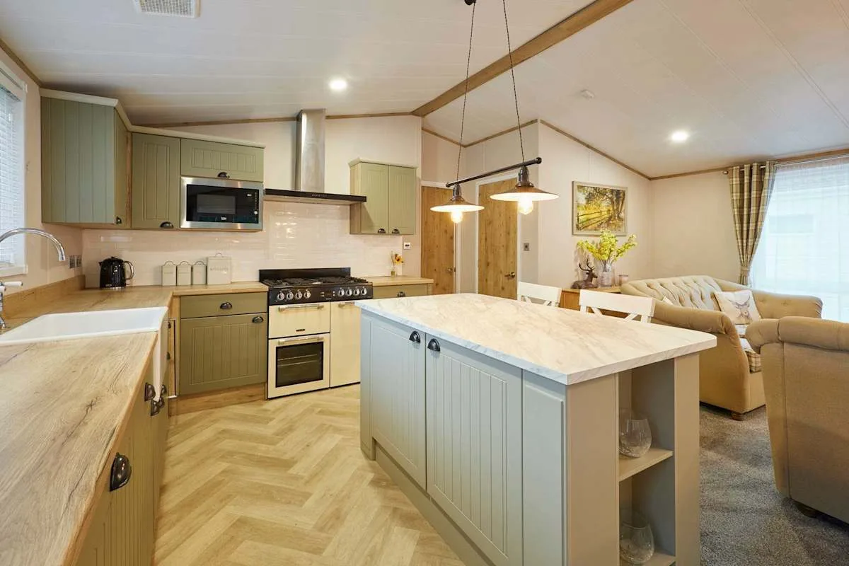Una cocina abierta al salón, con una gran isla central y zona de estar.