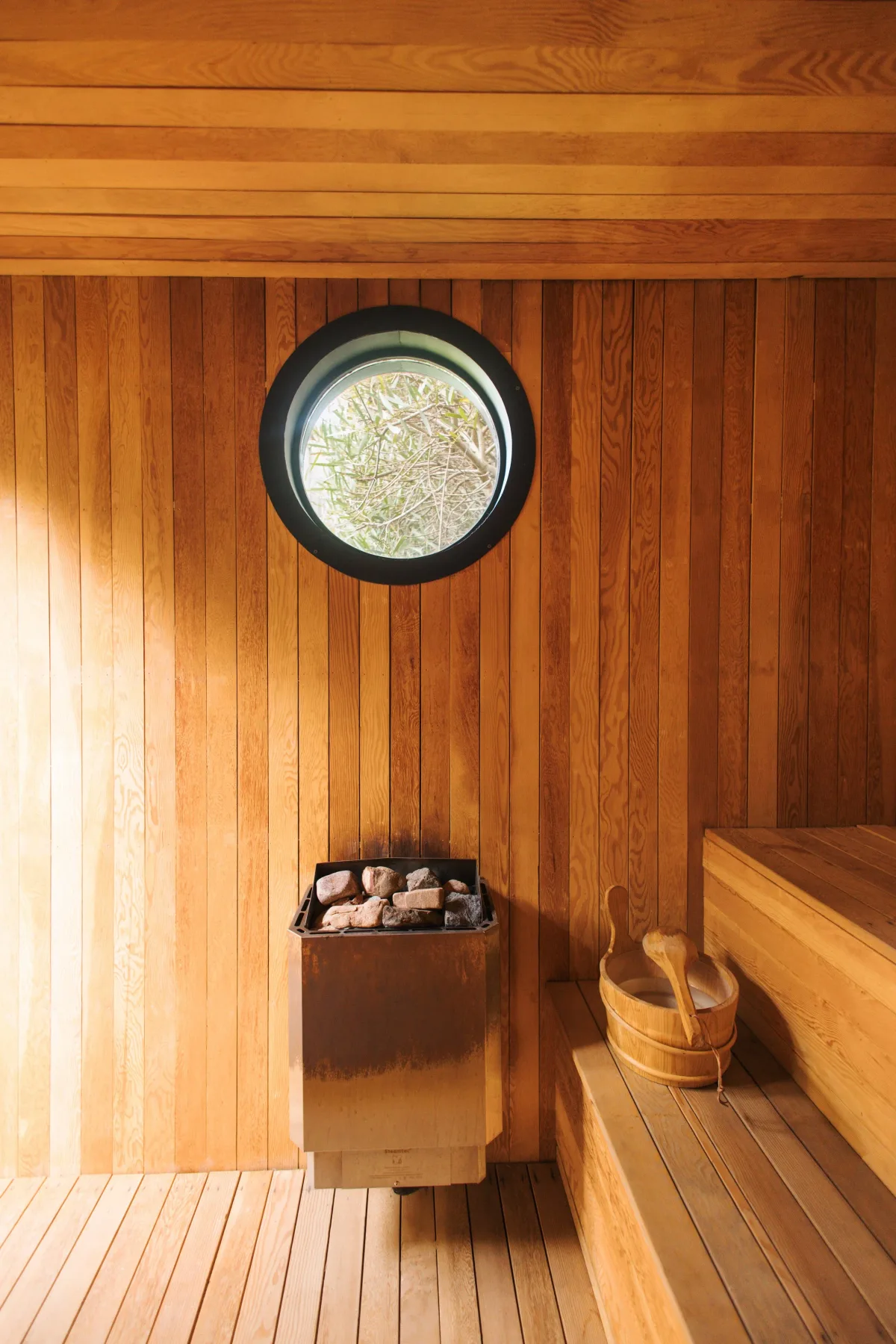 Interior de madera de la sauna