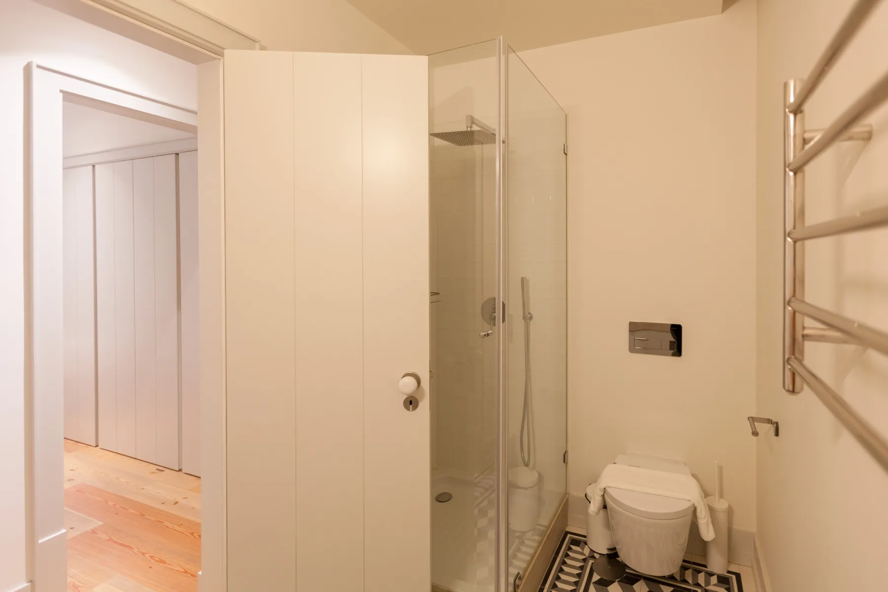 Un baño con ducha de vidrio e inodoro.