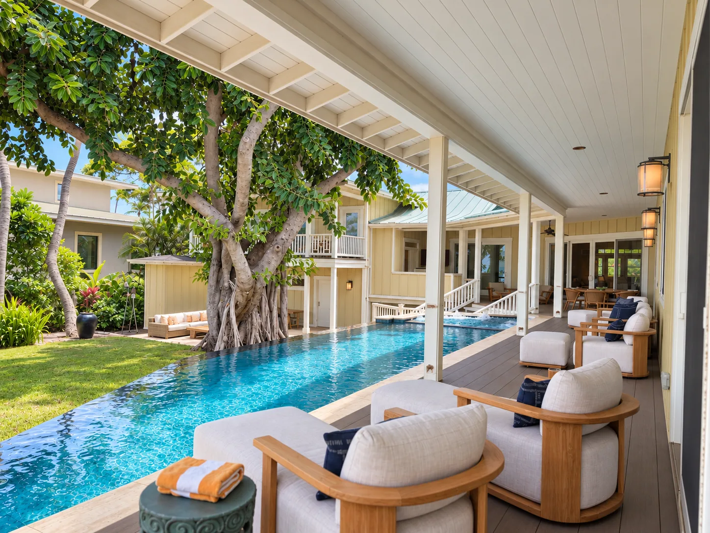 Un patio cubierto junto a la piscina, con asientos al aire libre.