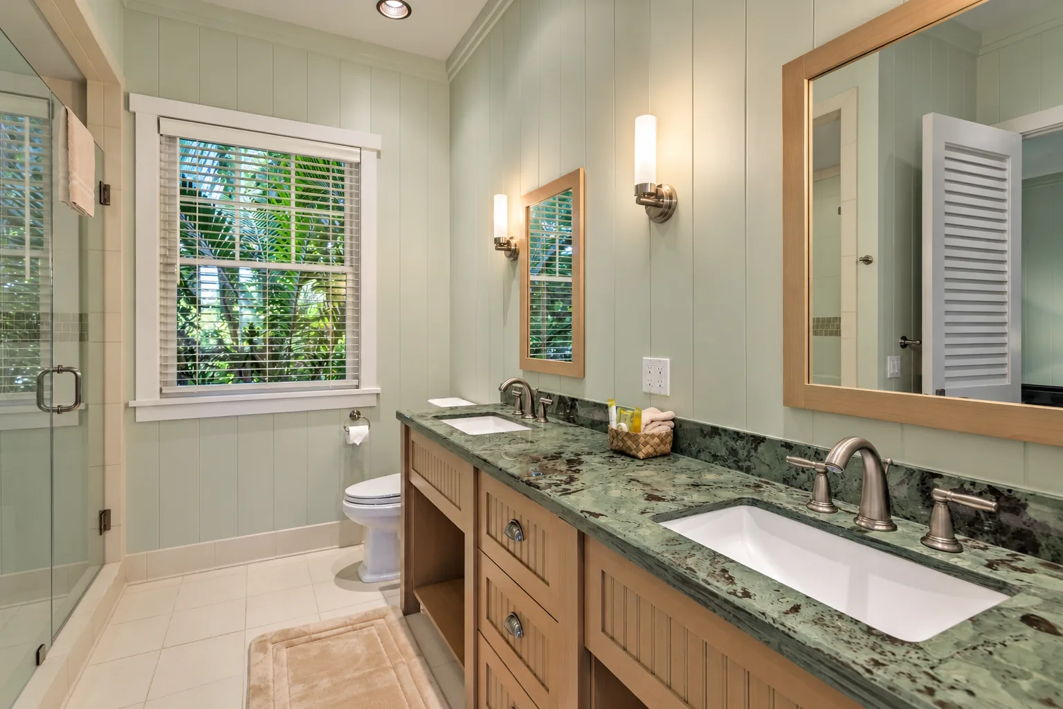Un baño con un tocador largo, un lavabo y una ventana.