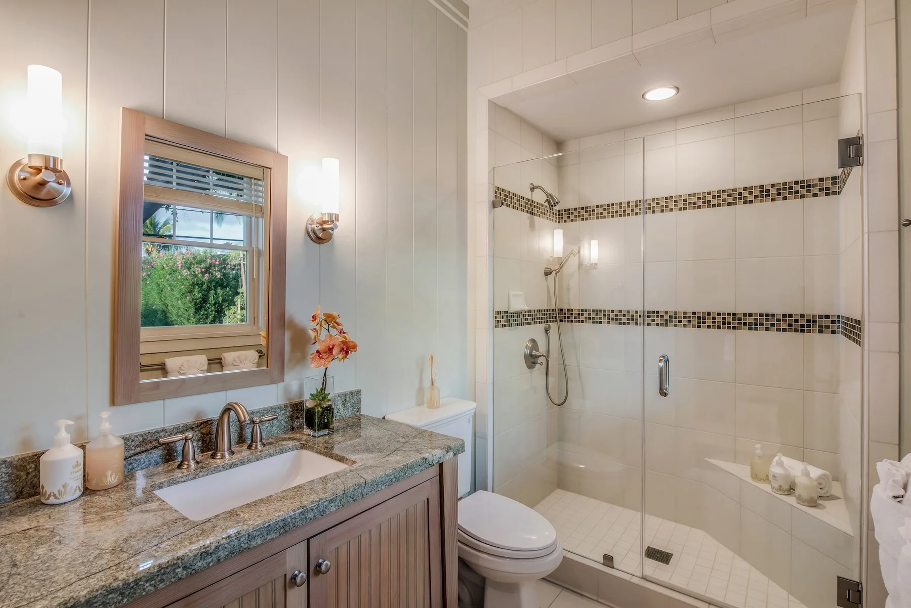 Un baño con un lavabo junto a una ducha de azulejos.