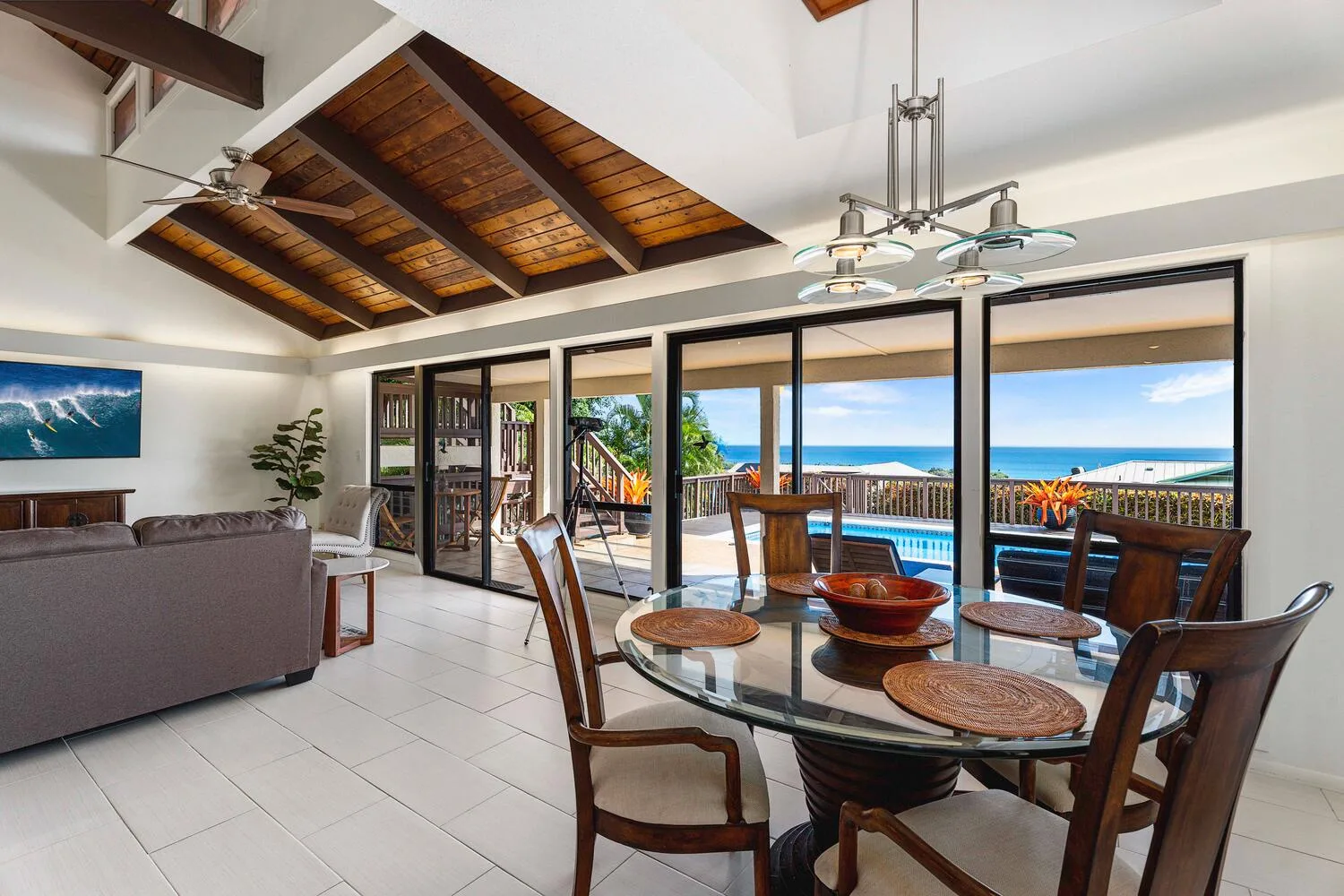Una luminosa sala de estar y comedor de planta abierta da a un patio con vistas al mar.