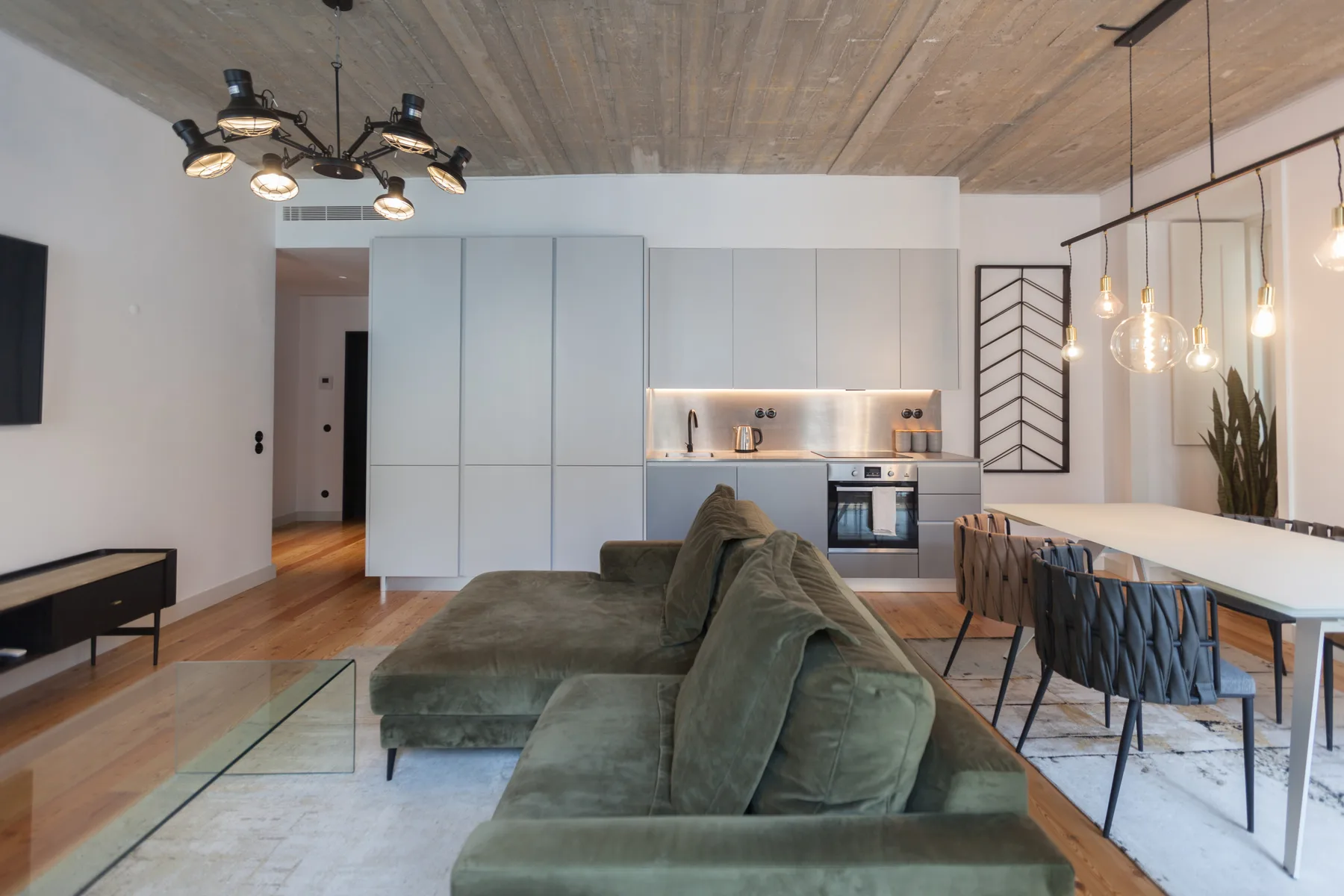 Una sala-comedor de planta abierta con la cocina detrás de la zona de estar.