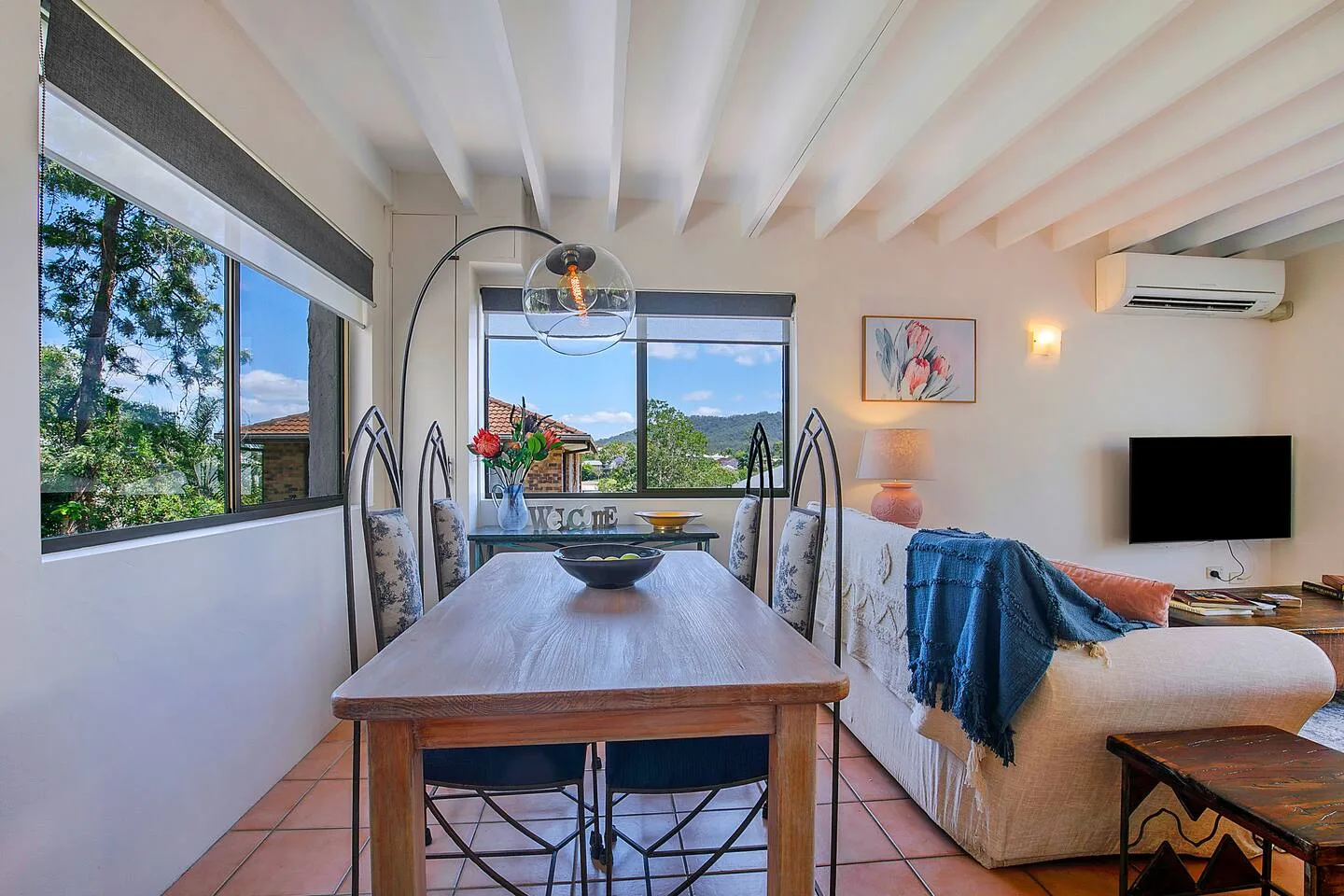 Junto a la sala de estar y la cocina encontrarás una zona de comedor para cuatro personas.