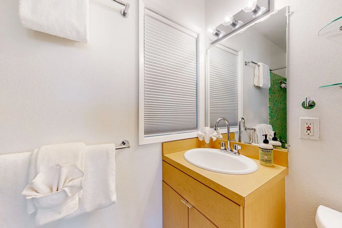 Un lavabo de baño con espejo grande.