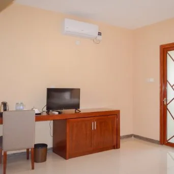 Zona de estar y escritorio de la habitación