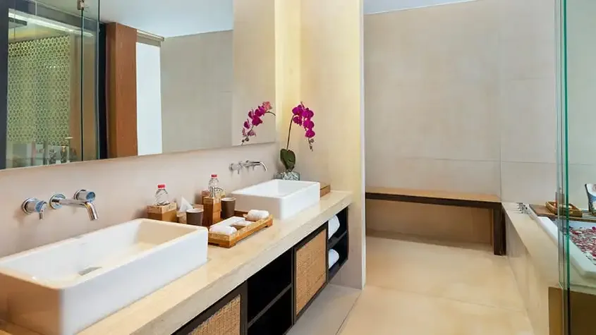 Baño de la suite con acceso a la piscina