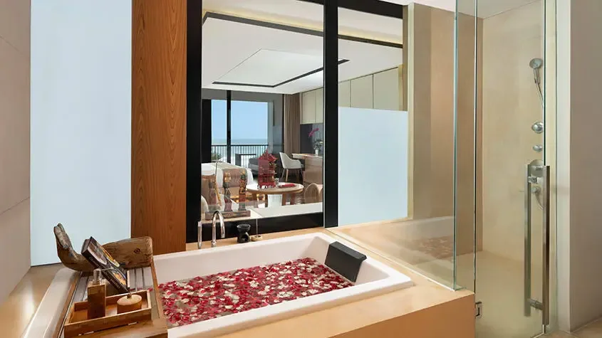 Bañera de la suite con acceso a la piscina