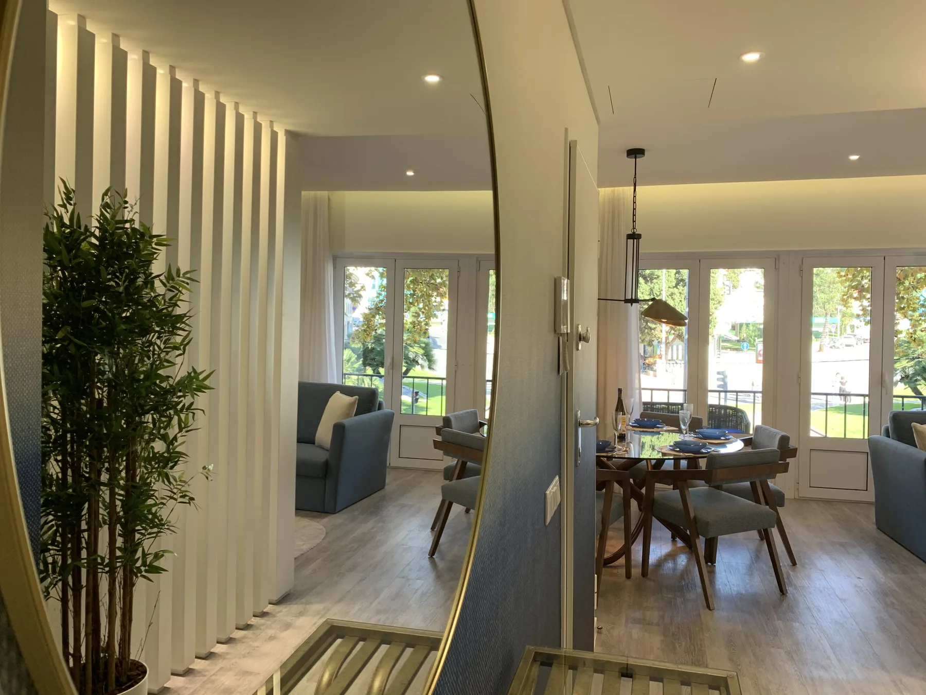 Una sala-comedor diáfana con asientos junto a grandes ventanales.