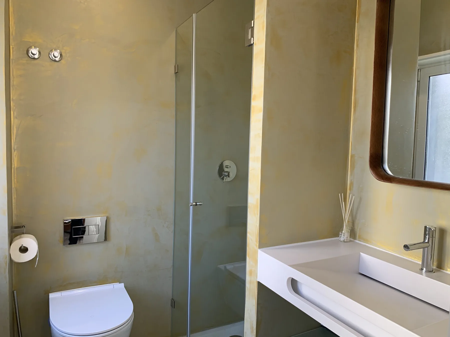 Un baño con ducha, inodoro y lavabo.