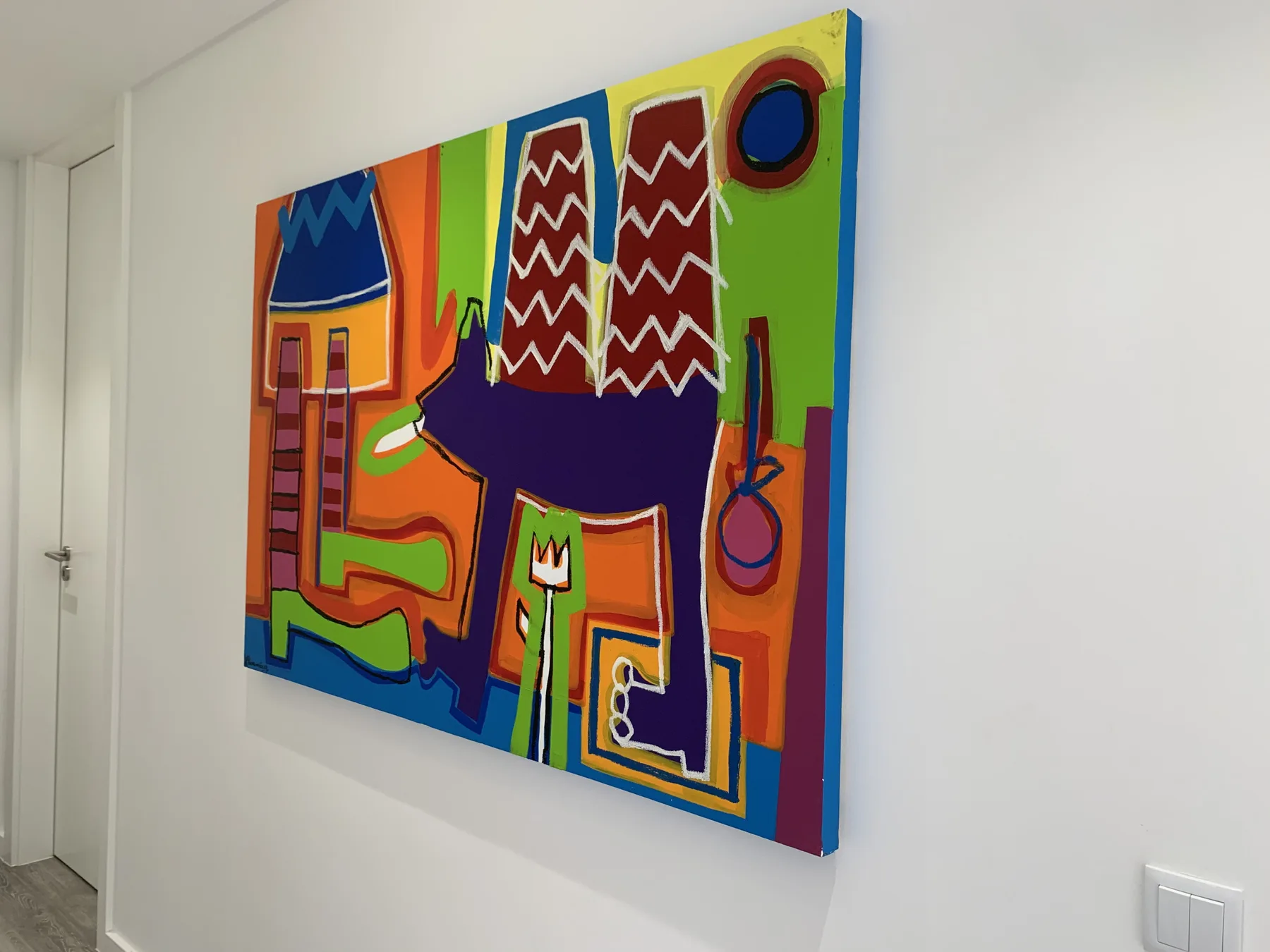 Un pasillo con una pintura abstracta colorida en la pared.